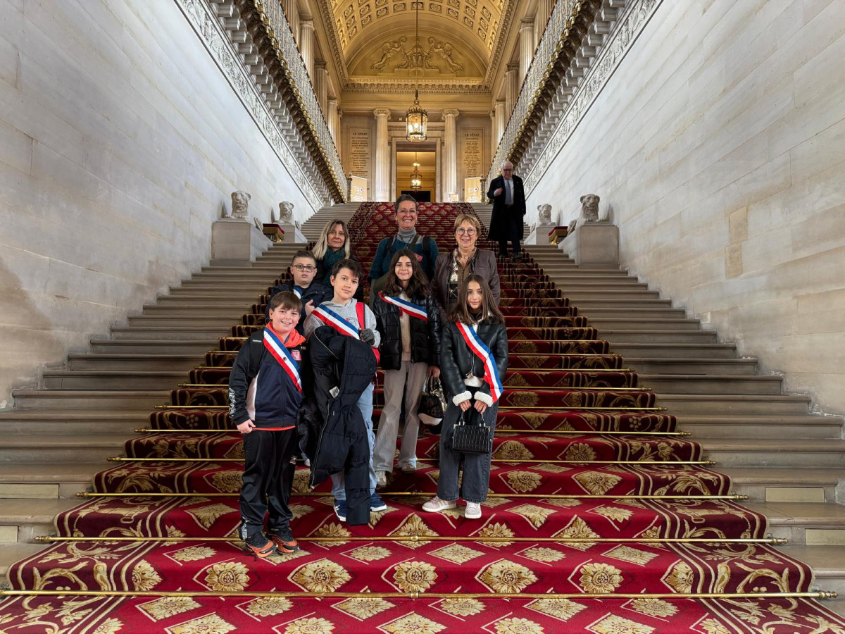 Le Conseil Municipal des Jeunes de Vinsobres en visite au Sénat