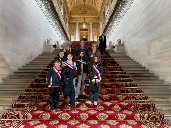 Le Conseil Municipal des Jeunes de Vinsobres en visite au Sénat